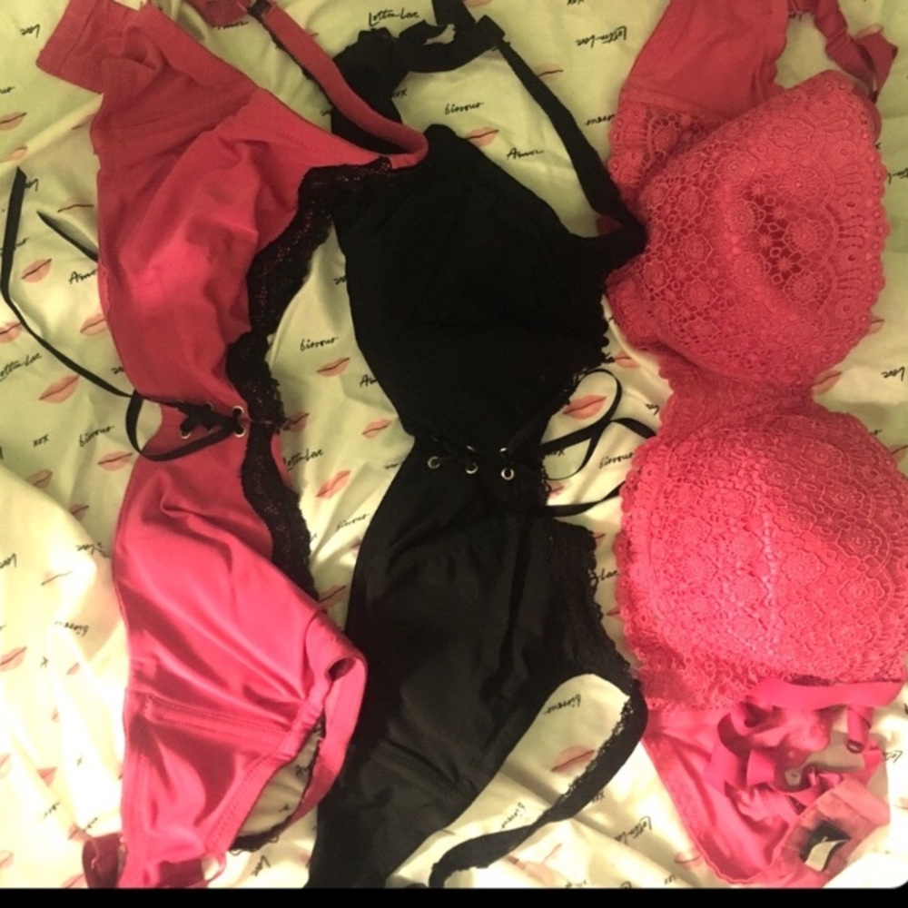 Black bra listing